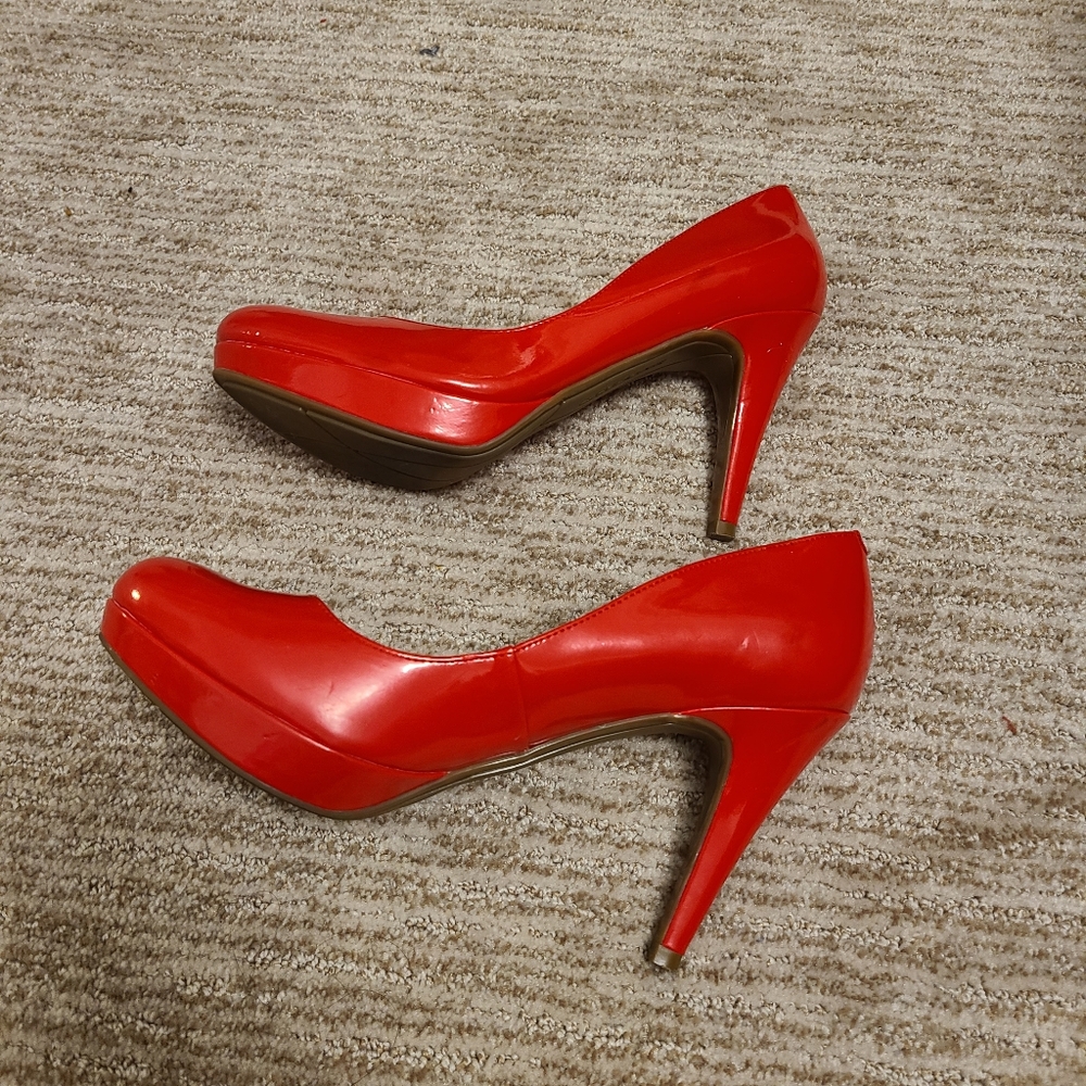 Marc Fisher Heels/ 71/2 Glossy Red